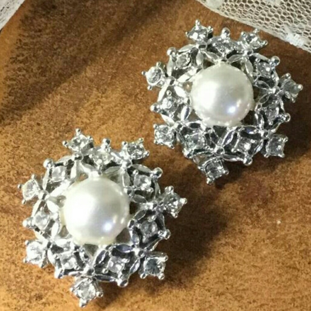 Sarah Coventry snowflake earrings with faux pearl